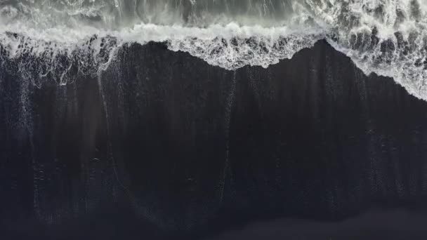 Bovenaanzicht vanuit de lucht prachtige natuur van vulkanisch zwart zandstrand en gigantische golven — Stockvideo