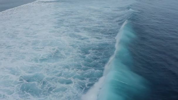 Yavaş çekim, hava görüntüsü mavi denizin büyük kontrolsüz deniz dalgaları. — Stok video