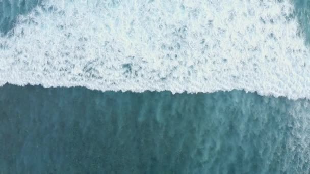 Top view of blue mesmerizing splashing waves of the ocean, slow motion footage — Stock Video