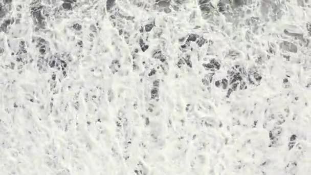 Vue aérienne sur le dessus belle nature de plage de sable noir volcanique et vagues géantes 