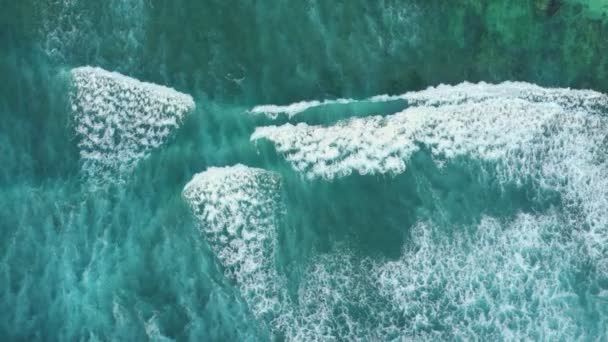 Mar azul olas anchas rodar en la isla costa rocosa — Vídeo de stock