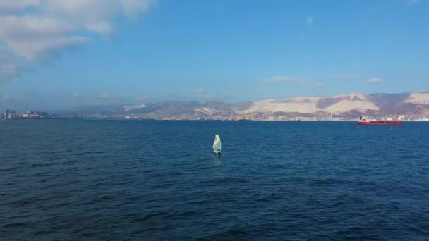 Αεροφωτογραφία του windsurfer surfing σε ήρεμο βαθύ μπλε της θάλασσας, extreme sport — Αρχείο Βίντεο