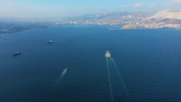 晴れた日に穏やかな青い海を航海するタンカーの空中ビュー — ストック動画