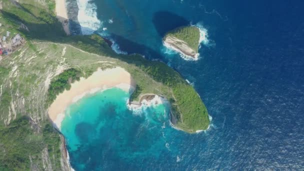 Vista aérea de la playa Kelingking en la isla de Nusa Penida, hermoso océano, montañas — Vídeo de stock