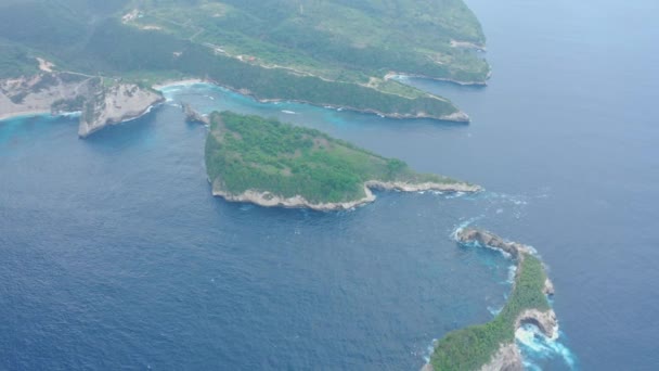Veduta aerea dell'isola tropicale bagnata dall'acqua blu dell'oceano, Nusa Penida, Bali — Video Stock