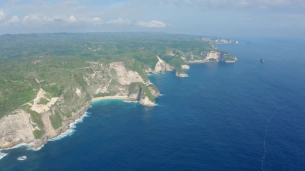 被蓝色海水冲刷的热带岛屿的空中景观，巴厘努沙佩尼达 — 图库视频影像