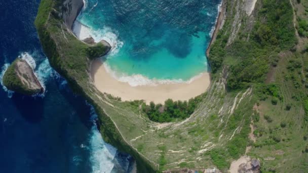 Widok z powietrza na ocean i góry w Kelingking Beach, Nusa Penida, Indonezja — Wideo stockowe