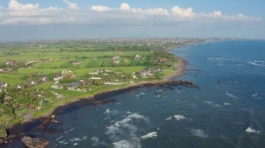 Siyah volkanik plajların, yeşil pirinç teraslarının hava görüntüleri. Bali, Endonezya