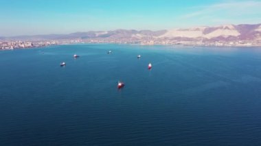 Hava manzarası, gemiler sakin mavi okyanus yüzeyinde yamaçlara doğru sürükleniyor.