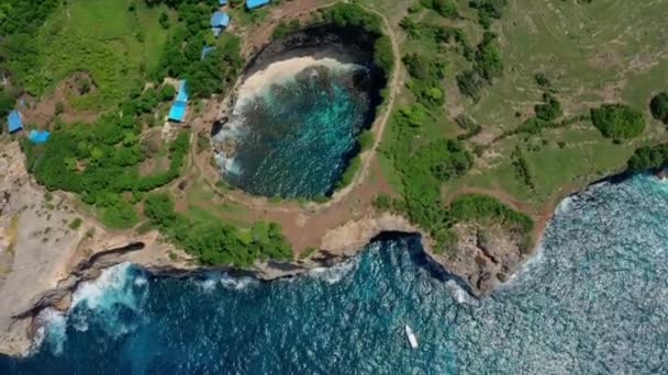 Widok z lotu ptaka Broken Beach na wyspę Nusa Penida, Bali, Indonezja — Wideo stockowe