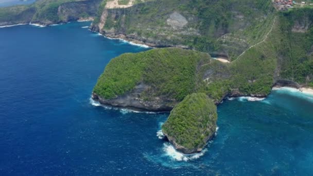 Okyanus ve dağlardaki hava manzarası, Kelingking Sahili, Nusa Penida Adası, Bali — Stok video