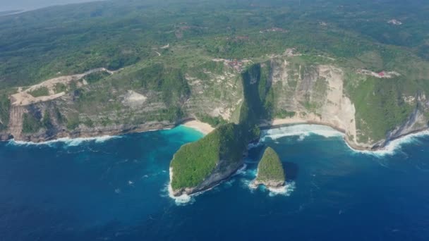 Widok z lotu ptaka na błękitny ocean i wyspę Nusa Penida w słoneczny dzień, Bali, Indonezja — Wideo stockowe