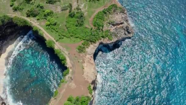 Z góry na dół widok z góry na piękną wyspę, ocean, plażę, Nusa Penida — Wideo stockowe