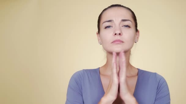 Portré nő imádkozik és könyörög vicces grimasz, kér valamit — Stock videók