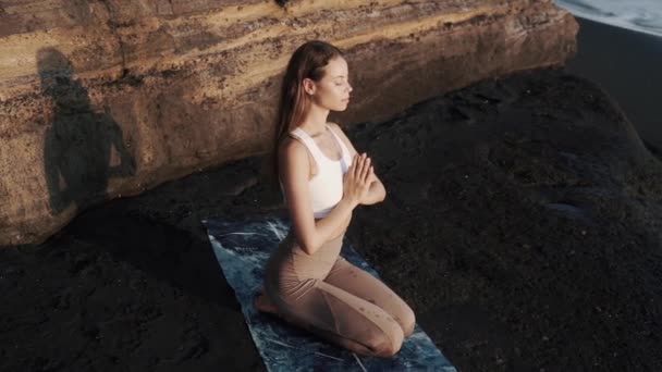 Портрет красивой девушки медитирует и концентрируется на дыхании, замедленном движении — стоковое видео