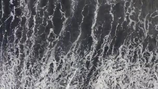 Bovenaanzicht vanuit de lucht prachtige natuur van vulkanisch zwart zandstrand en gigantische golven — Stockvideo