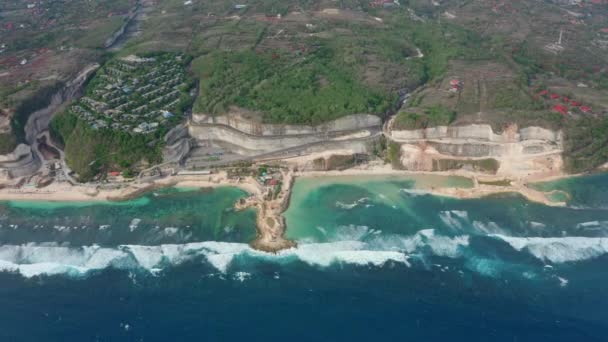 Filmagem aérea praia tropical e água azul do mar com ondas brancas, vista drone . — Vídeo de Stock