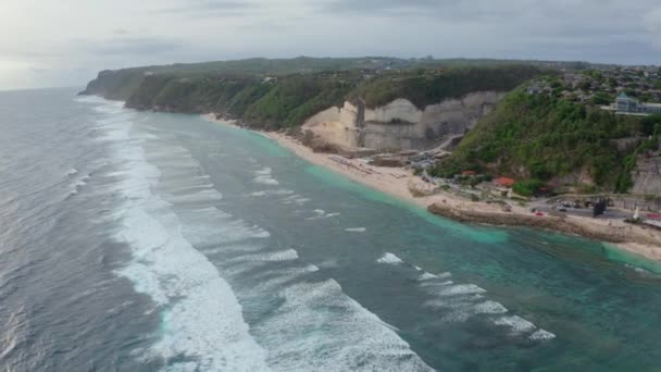 Flygbilder tropisk strand och blått havsvatten med vita vågor, drönarutsikt. — Stockvideo