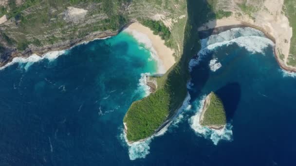 Widok z powietrza na ocean i skały w Kelingking Beach, Nusa Penida, Indonezja — Wideo stockowe