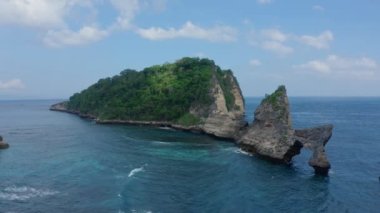 Okyanusla yıkanmış tropik adanın havadan görünüşü, Atuh plajı. Nusa Penida, Bali