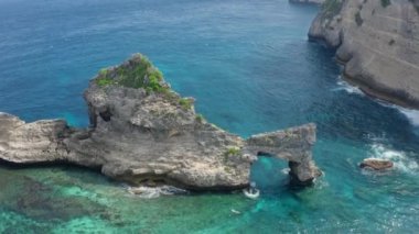 Okyanusla yıkanmış tropik adanın havadan görünüşü, Atuh plajı. Nusa Penida, Bali