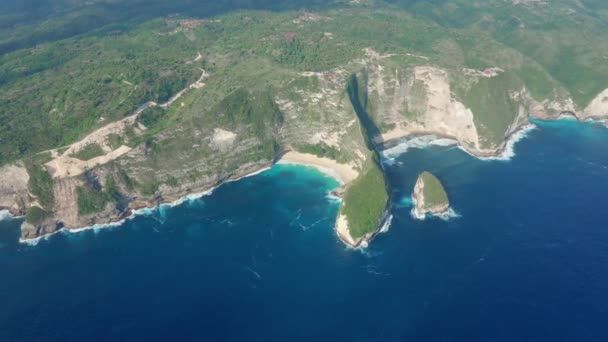 Αεροφωτογραφία του πράσινου νησιού που πλένεται από τα γαλάζια νερά του ωκεανού, Nusa Penida, Μπαλί — Αρχείο Βίντεο