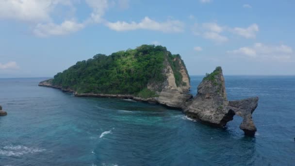 Vista aérea de la isla tropical bañada por el océano, playa de Atuh. Nusa Penida, Bali — Vídeo de stock