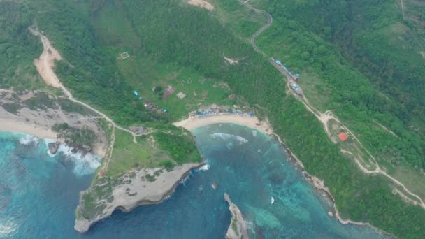 Okyanusla yıkanmış tropik adanın havadan görünüşü, Atuh plajı. Nusa Penida, Bali — Stok video