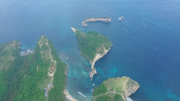 Vista aérea da ilha tropical banhada pelo oceano, praia Atuh. Nusa Penida, Bali — Vídeo de Stock