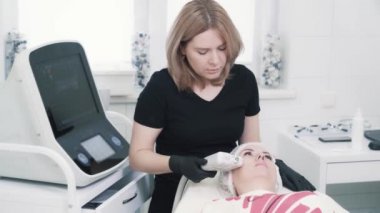 Mikro akım düzeltmesi yapan güzel bir kozmetik uzmanı.