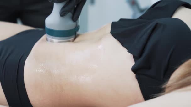 Esteticista feminina não identificada realiza curso de terapia a laser — Vídeo de Stock