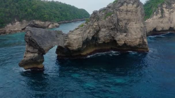 Letecký pohled na tropický ostrov vyplavený oceánem, pláž Atuh. Nusa Penida, Bali — Stock video