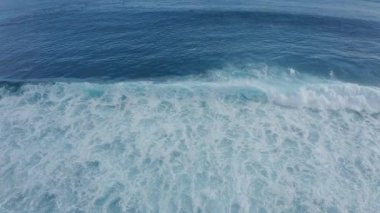 Hava manzaralı dev deniz dalgaları birbiri ardına, yavaş çekim görüntüleri.