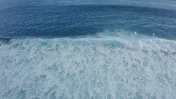 Vista aérea olas gigantes del mar salpicando una tras otra, imágenes en cámara lenta — Vídeos de Stock