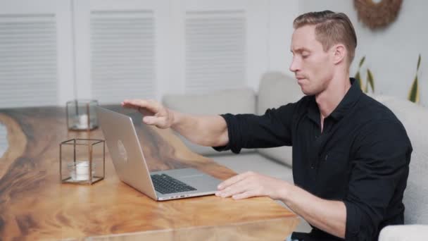 Férfi szabadúszó ül asztalnál megnyitja laptop és elkezd dolgozni a modern kávézó — Stock videók