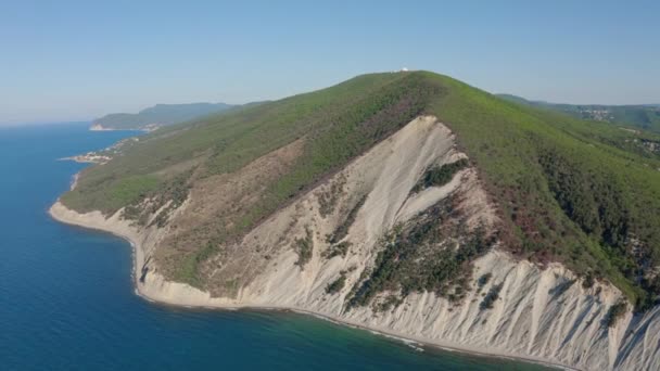 Vista aérea de acantilado y costa, agua de mar, hermosa naturaleza, costa salvaje — Vídeos de Stock