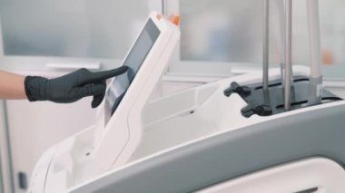 Doktor ellerinin kapatılması prosedürden önce lazer donanımı çalıştırır, yan görüş