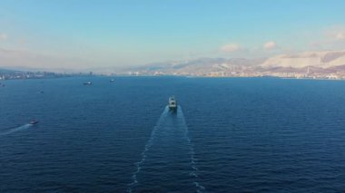 Denizdeki ultra büyük kargo gemisinin hava görüntüsü gün batımında limandan ayrılıyor.