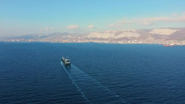 Вид з повітря після ультра-великого вантажного корабля в порту на заході сонця — стокове відео