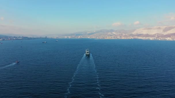 Вид з повітря після ультра-великого вантажного корабля в порту на заході сонця — стокове відео