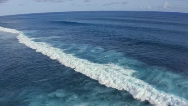 Vista aérea de cámara lenta de arriba hacia abajo de las olas gigantes del océano, espumosas y salpicaduras — Vídeos de Stock