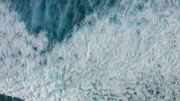 Langzame beweging van bovenaf vanuit de lucht zicht op de oceaan gigantische golven, schuimend en spetterend — Stockvideo