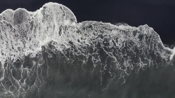 Vista aérea superior bela natureza da praia de areia preta vulcânica e ondas gigantes — Vídeo de Stock