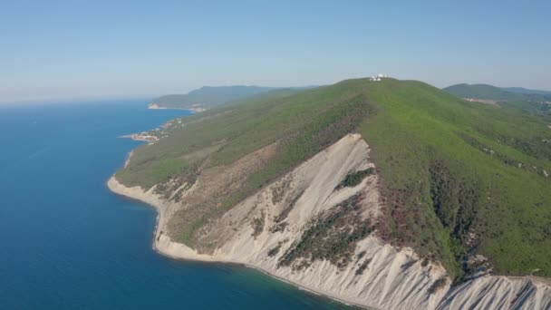 Vista aérea de encosta íngreme com árvores perto da costa mar de linha, litoral com rochas — Vídeo de Stock