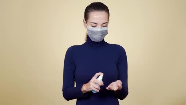 Женщина опрыскивает руки дезинфицирующим средством, чистыми руками, коронавирусом — стоковое видео