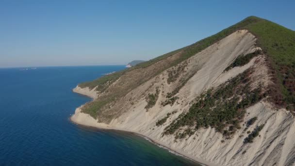 Widok z lotu ptaka kamiennej skały i linii brzegowej, błękitna woda morska, piękna przyroda — Wideo stockowe