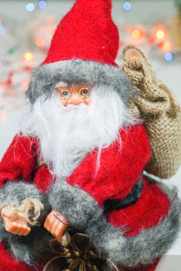 Noel baba figürü ile bir çanta hediye