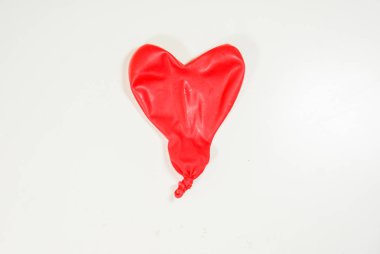 Bir kalp şeklinde kırmızı balon uzağa uçurulmuştu