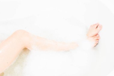  Kadın ince bacakları güzel kokulu köpük banyosunda