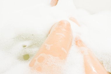  Kadın ince bacakları güzel kokulu köpük banyosunda